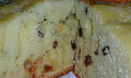 Бисквит-классический-с-изюмом-в-мультиварке