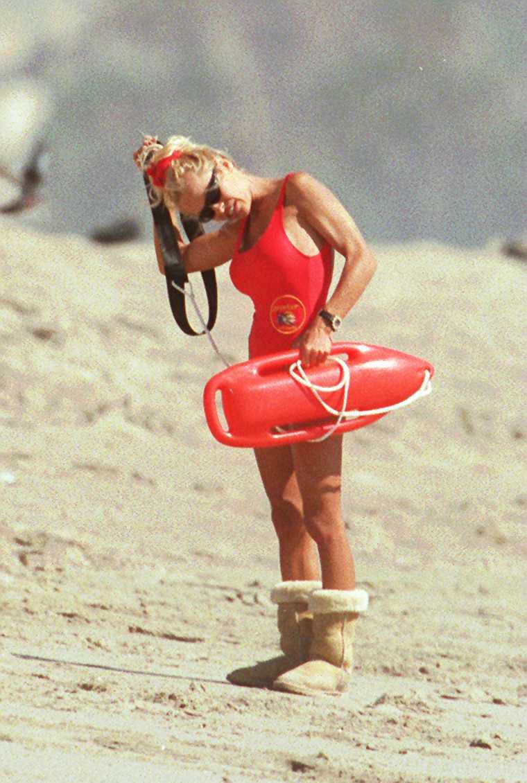 SEPT 12TH 95 HOLLYWOOD CALIF PAMELA ANDERSON SHOOTING BAYWATCH. SHE WEARS HER WINTER BOOTS ON THE HO SEPT 12TH 95 HOLLYWOOD CALIF PAMELA ANDERSON SHOOTING BAYWATCH. SHE WEARS HER WINTER BOOTS ON THE HO