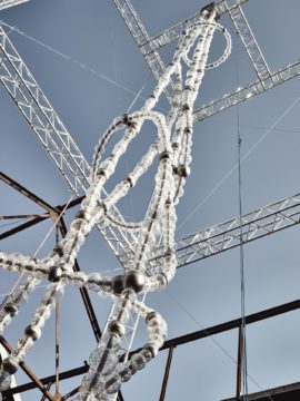 Увидеть 60-метровый жемчужное ожерелье Шанель установлен в Нью-Йорке свой новый флагманский магазин