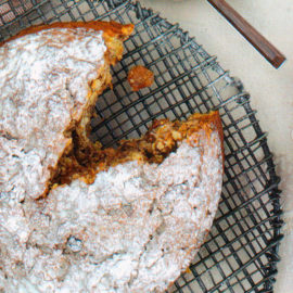 ЯБЛОЧНЫЙ-КЕКС-С-ОРЕХАМИ-И-ИЗЮМОМ