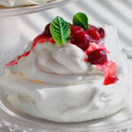 S-VISHNEI-I-KREMOM-NA-SMETANE