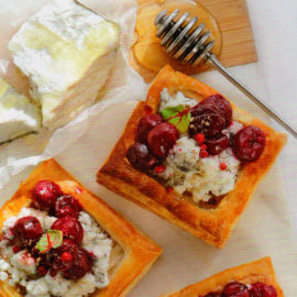 TARTALETKI-S-KOZ’IM-SYROM-I-VISHNEJ