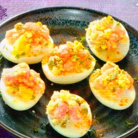 Фаршированные-яйца-с-тунцом-и-каперсами