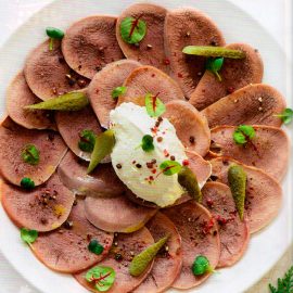 Карпачча-из-языка-с-соусом-из-сметаны-с-хреном