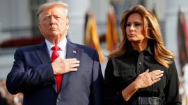 Трамп чуть не забыл про Меланью при посадке в вертолет