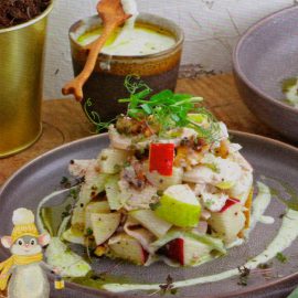 Салат-из-Уолдорф-с-курицей,-грушами-и-заправкой-из-йогурта