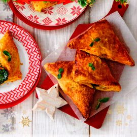 Слоёные-мини-пирожки-с-палтусом-и-шпинатом