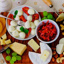 Сырная-тарелка-с-джемом-из-чили