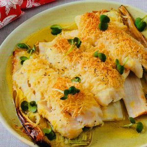 БЕЛАЯ РЫБА ПОД СЫРНОЙ КОРОЧКОЙ, НА ПОРЕЕ