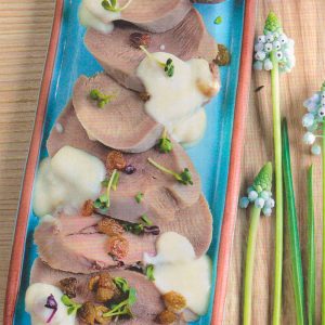 ГОРЯЧИЙ говяжий язык со сливочным СОУСОМ с изюмом