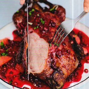 КАРАМЕЛИЗОВАННАЯ УТКА С СОУСОМ ИЗ КРАСНЫХ ЯГОД