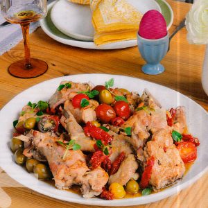 ПАСХАЛЬНЫЙ КРОЛИК С БЕКОНОМ, ВЯЛЕНЫМИ И СВЕЖИМИ ПОМИДОРАМИ