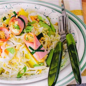 СЫТНЫЙ САЛАТ С РУЛЕТИКАМИ ИЗ ВЕТЧИНЫ И АРАХИСОМ