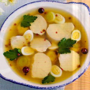 ЗАЛИВНОЕ ИЗ КУРИЦЫ С ПЕРЕПЕЛИНЫМИ ЯЙЦАМИ