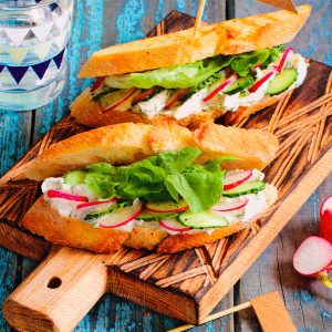 СЭНДВИЧ С РЕДИСОМ,ОГУРЦАМИ И МАСКАРПОНЕ