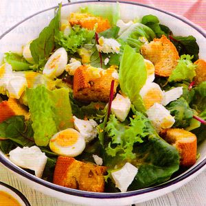 Зелёный салат с гренками