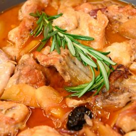 Медовый-кролик-с-яблоком-и-красным-луком Медовый-кролик