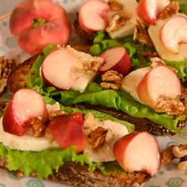 Тост-с-персиками,-сыром-и-грецкими-орехами Тост-с-персиками