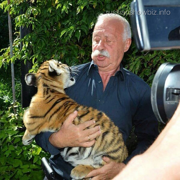 Якубович поддался моде на фото с дикими животными