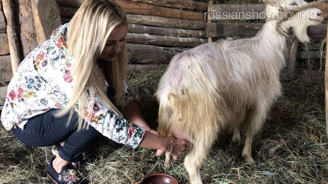 Анна Семенович осваивает новую профессию