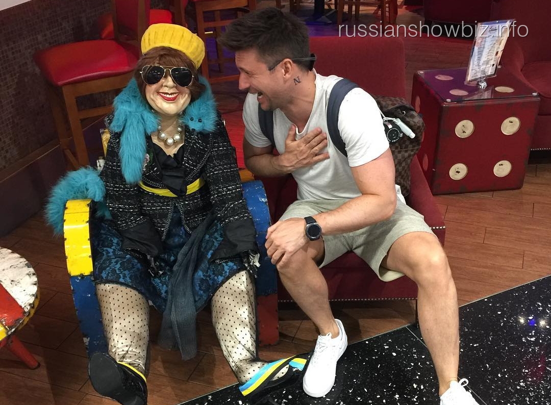Сергей Лазарев показал новых подружек