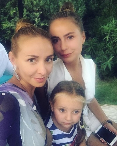 «Копии своих пап»: Татьяна Навка показала редкое фото с обеими дочерьми