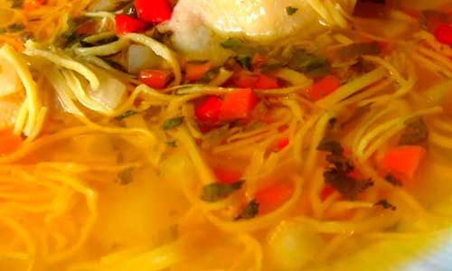 Куриный-суп-с-домашней-лапшой Куриный суп с домашней лапшой