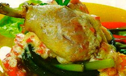 Курица-отварная-под-белым-соусом-с-яйцом белым соусом с яйцом