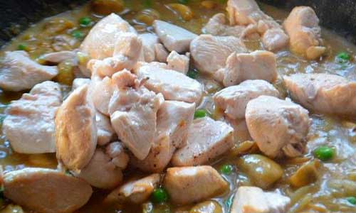 Филе-кур-с-горошком-и-зеленым-луком Филе кур с горошком