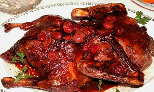 Глухарь,-тушенный-с-брусникой-по-походному брусникой по-походному