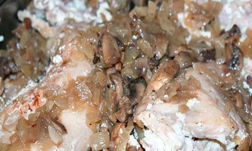 Гусь-под-сметанным-соусом-с-грибами Гусь под сметанным соусом