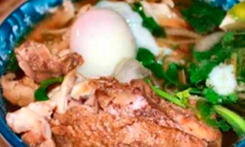 Курица с яйцами пашот