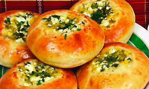 Слоёные ватрушки с луковой начинкой и салатом