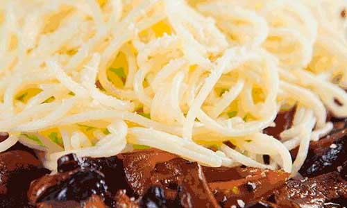 Свинина с яичной лапшой и грибами