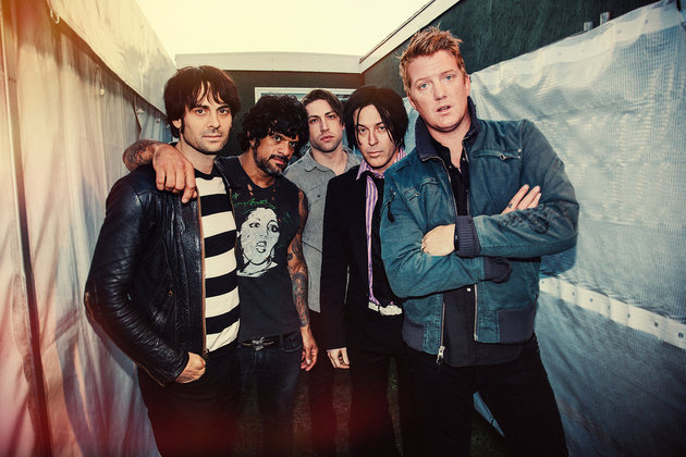 Фронтмен американской рок-группы Queens of the Stone Age Джош Хомме ударил ногой женщину-фотографа