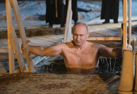 Западные СМИ восхищаются рельефным торсом Владимира Путина, окунувшегося в прорубь в монастыре