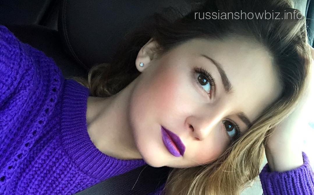 Анна Михайловская показала стильный весенний образ