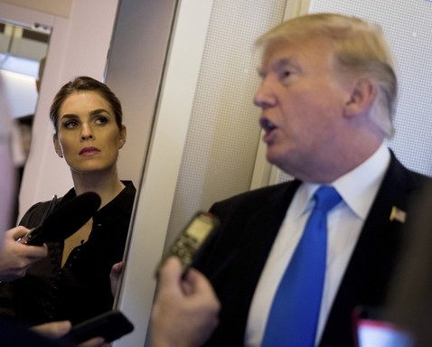 Помощница-красотка Дональда Трампа подала в отставку после слухов о тайном романе с ним