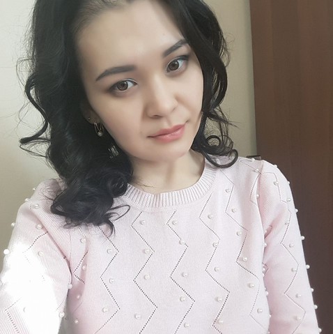 Казахская телеведущая погибла в лифте на глазах у собственной дочери