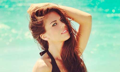 Американская-модель-Мара-Мартин-покормила-свою-5-месячную-дочь-грудью-прямо-на-подиуме Американская модель Мара Мартин покормила свою 5-месячную дочь грудью прямо на подиуме