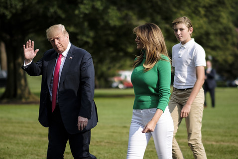 Вечно угрюмый мальчик Бэррон Трамп стремительно превращается в такого же печального, но симпатичного подростка