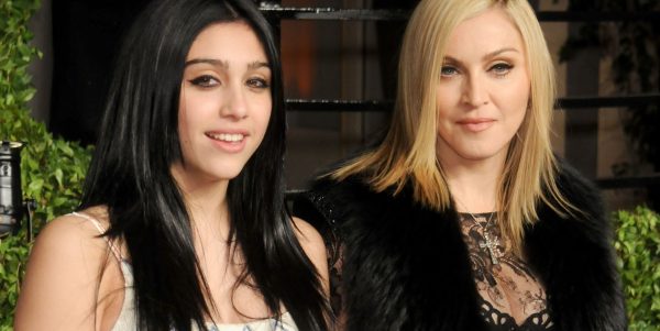 Дочь Мадонны Лурдес прошел ее первый показ в теле-цепь бюстгальтер