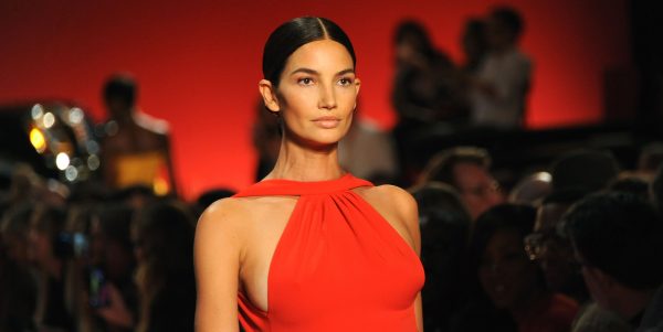 Лили Олдридж ходит взлетно-посадочной полосы Брэндон Максвелл беременных