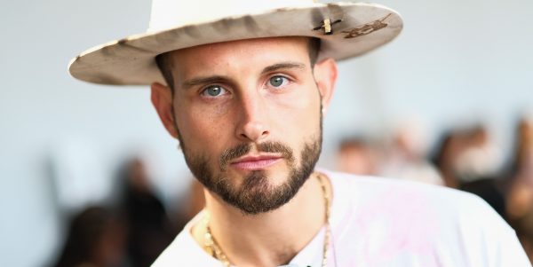 ‘Молодеет»с Нико Торторелла ходит взлетно-посадочной полосы на nyfw