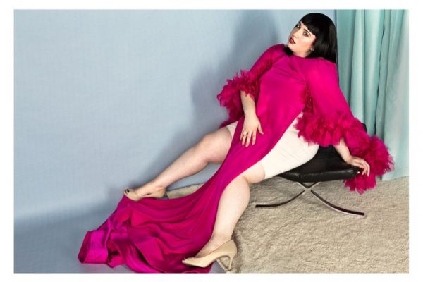 Плюс-Размер Блогер Этапах Фотосессии Демонстрирует, Как Крошечные Размеры Выборки Действительно