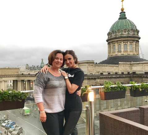 Бузова обвинила родителей в том, что те лишили ее детства