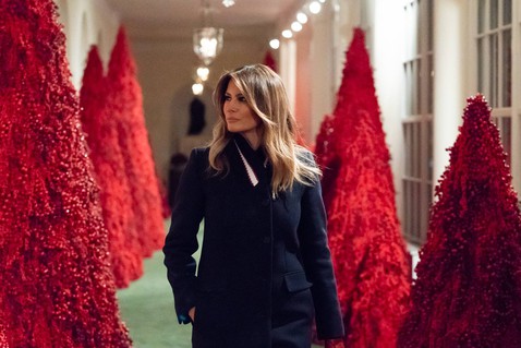 Мелания Трамп показала, как украсила Белый дом зловещими «кровавыми» елками
