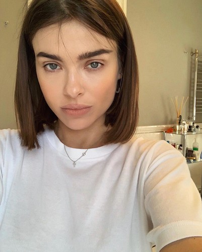 Елена Темникова призналась, что ретуширует фото, и назвала средства, с помощью которых маскирует акне