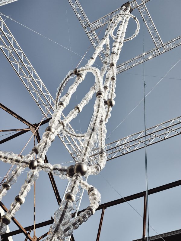 Увидеть 60-метровый жемчужное ожерелье Шанель установлен в Нью-Йорке свой новый флагманский магазин