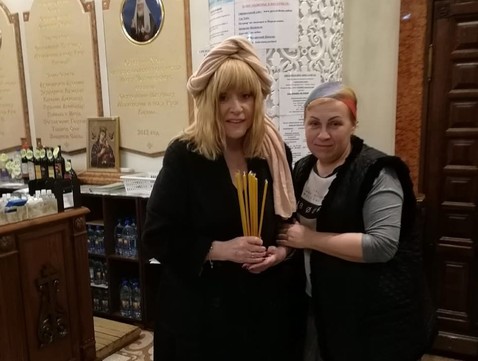Аллу Пугачеву сфотографировали в церкви со странным головным убором
